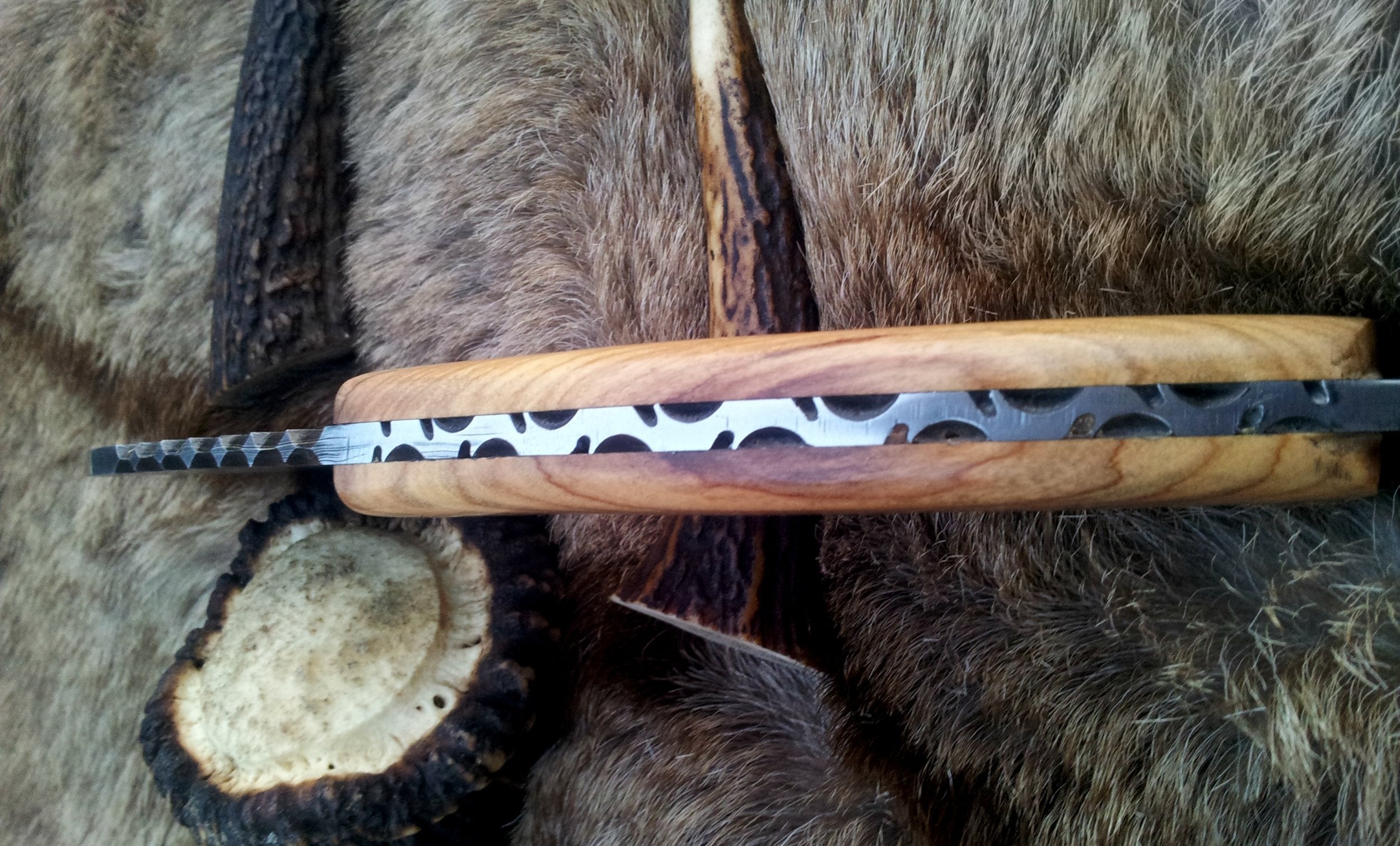 Raindrops Damascus Steel Gut Hook Skinning Knife – 9 Inch Overall Length with Olive Wood Handle