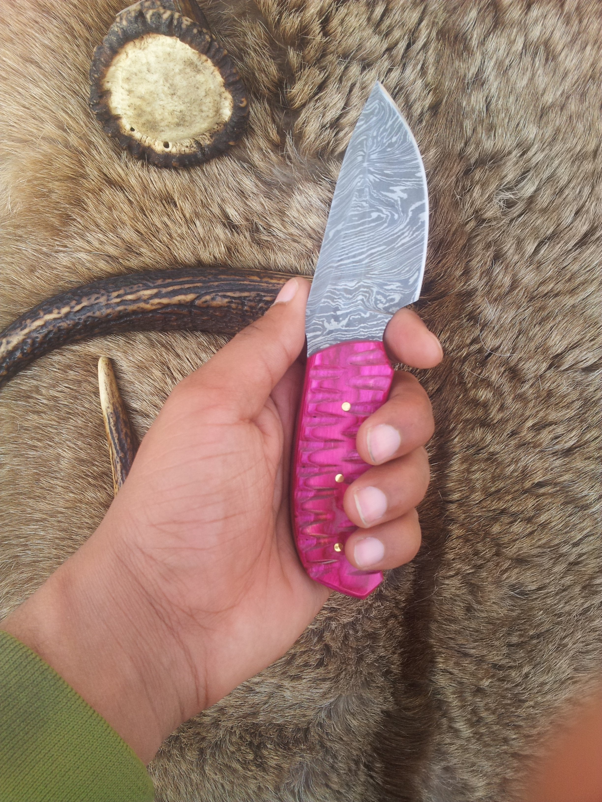 Exotic Pink Pakka Wood Damascus Steel Drop Point Skinning Knife – 7 Inch Overall Length