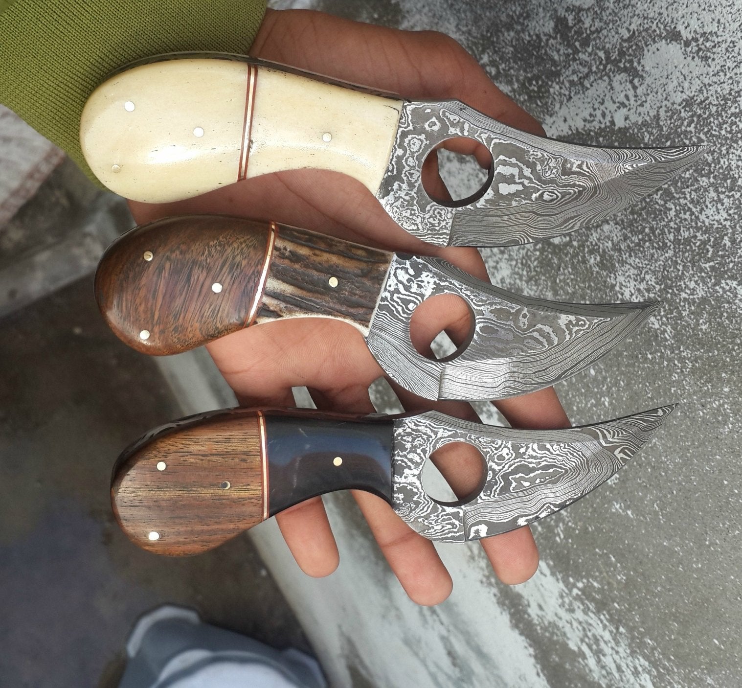 Custom Handmade Damascus Steel Finger Hole Hunting/Skinning Knife