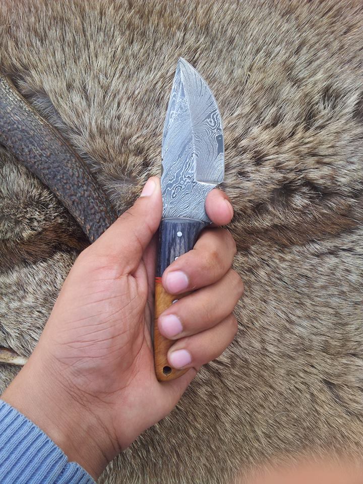 Custom Damascus Steel Field Dressing Deer Skinning Knife – 7 Inch Drop Point Blade with Olivewood Handle