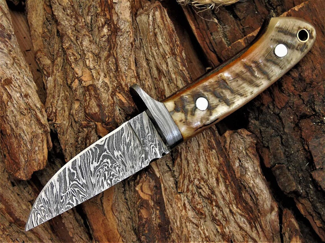 Custom Handmade Damascus Steel Blade Skinning Knife with Sheep Horn Handle, 8-Inch Overall Length, and Leather Sheath - Perfect for Hunters