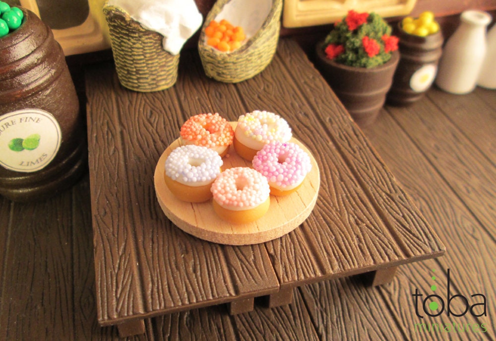 Toba Miniatures 1046 1/12 Scale Gourmet Doughnuts (5)