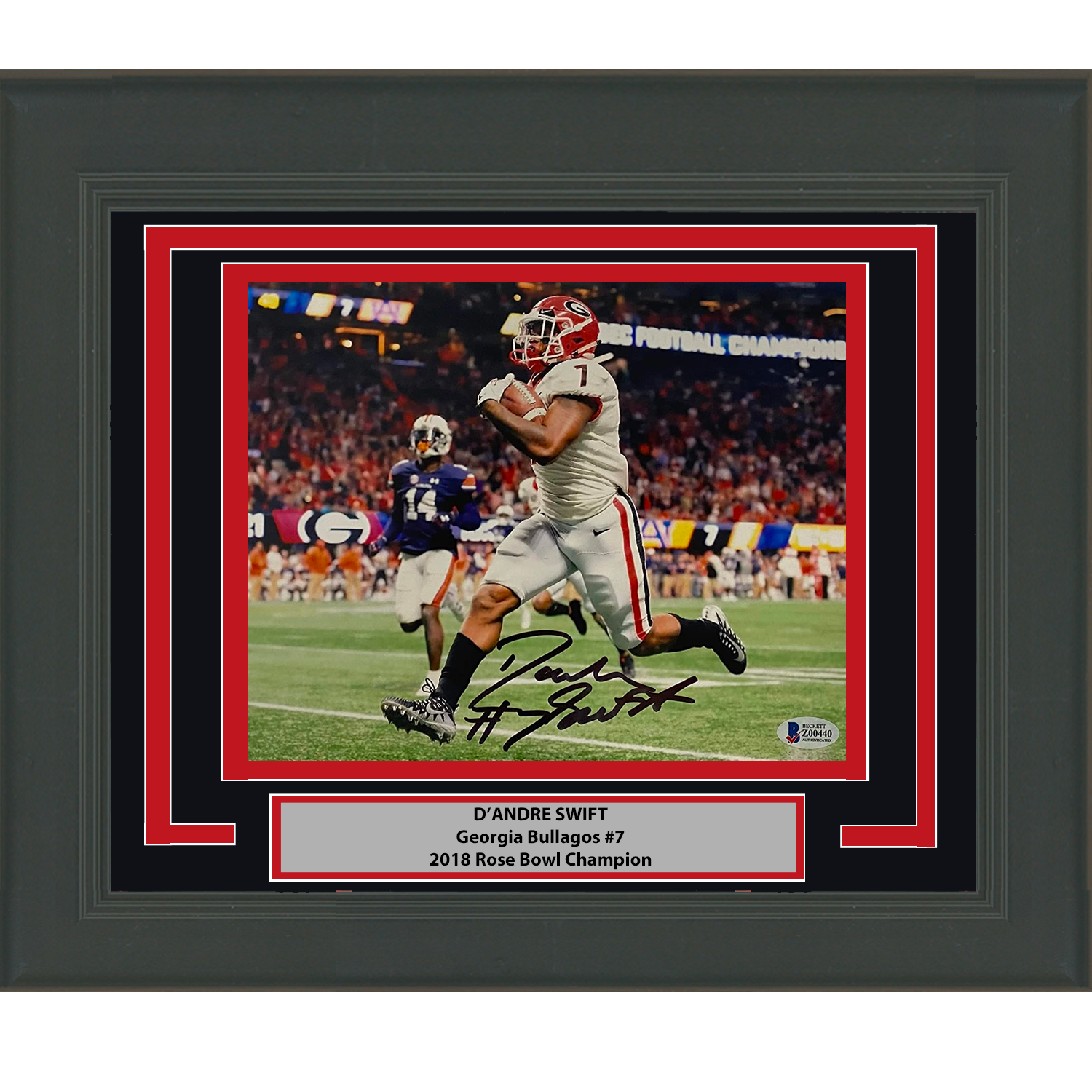 Framed Autographed/Signed D'Andre Swift Georgia Bulldogs 8x10 College Football Photo Beckett BAS COA #1