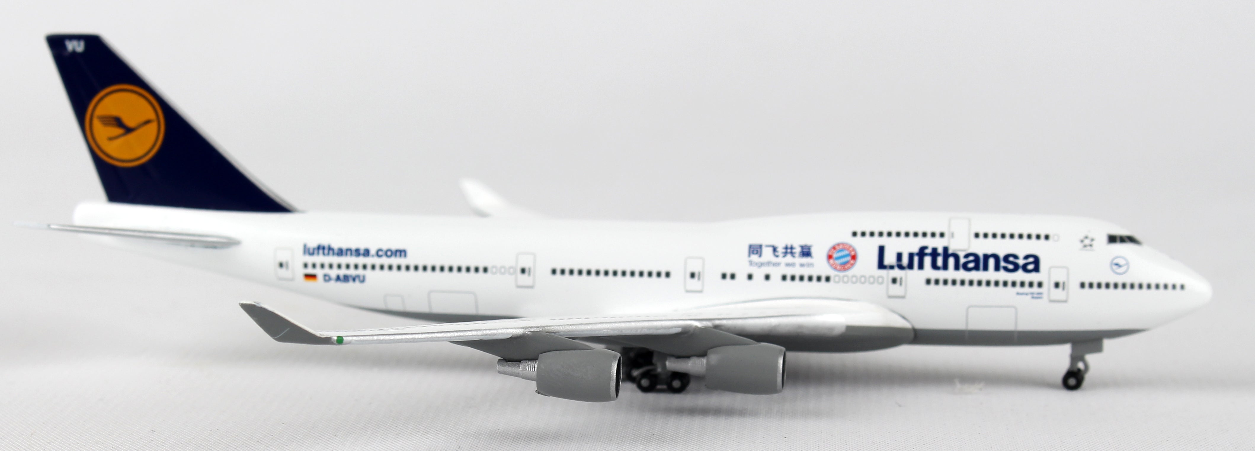 Herpa Wings HE528306 Lufthansa 747-400 1/500 Fc Bayern China Tour 15