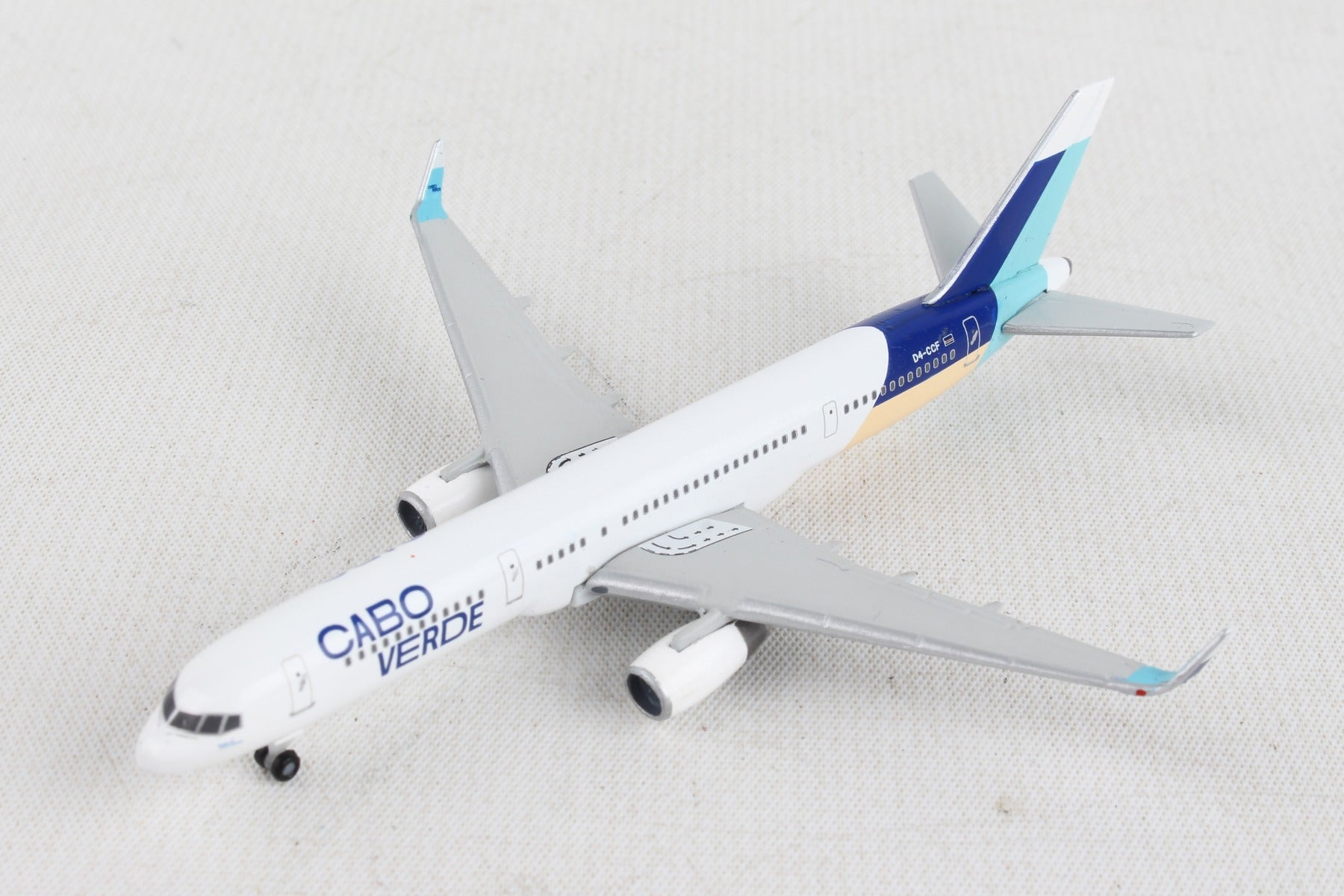 Herpa Wings HE534581 Cabo Verde 757-200 1/500 Island Of Sal Colors
