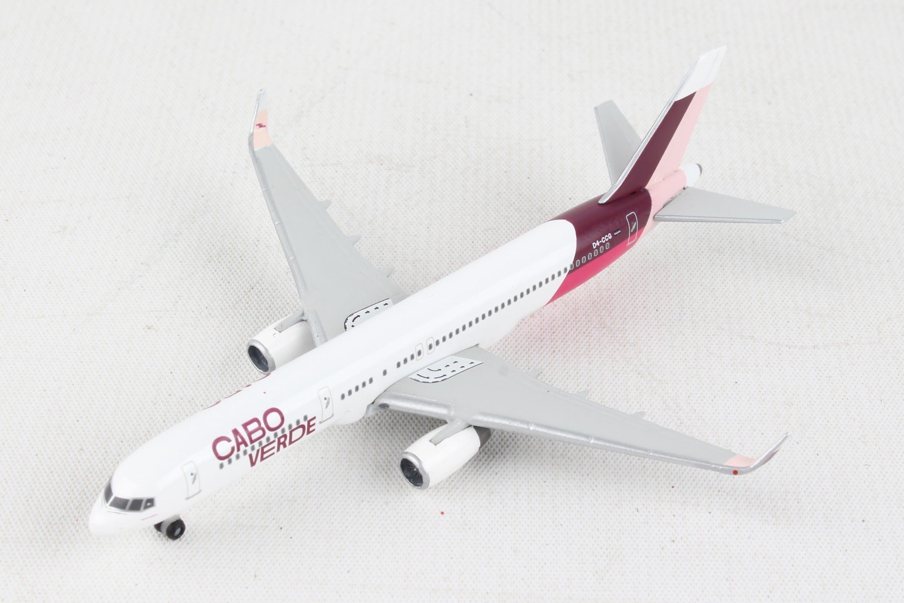 Herpa Wings HE534598 Cabo Verde 757-200 1/500 Island Of Satiago