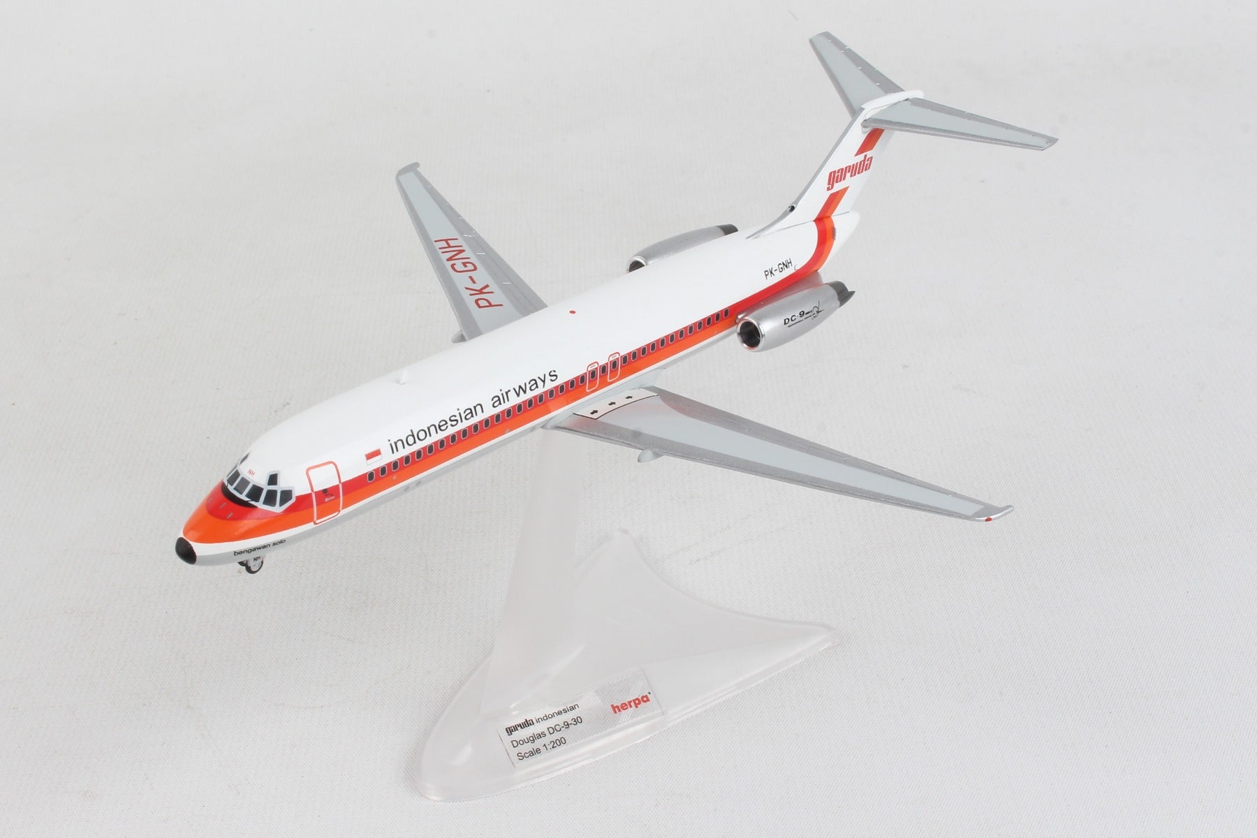 Herpa Wings HE570695 Garuda Dc-9-30 1/200