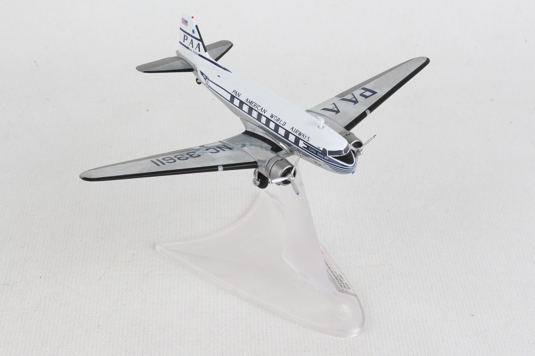 Herpa Wings HE570886 Pan Am Dc-3 1/200