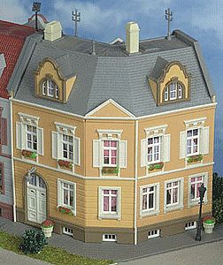 Kibri 38387 HO Scale Schillerplatz Townhouse -- 16 x 16.5 x 15.5cm
