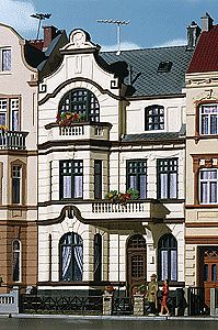 Kibri 39103 HO Scale Townhouse with Studio in Bonn -- 3-1/2 x 5-5/16 x 6-7/8" 9 x 13.5 x 17.5cm