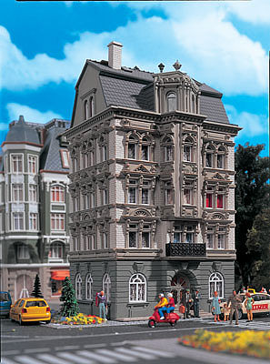 Vollmer 43815 HO Scale 4-Story House at the Park Castle Avenue #5 (Two-Tone Gray) -- 4-13/32 x 4-21/64 x 7-13/16" 11 x 10.8 x 19.5cm