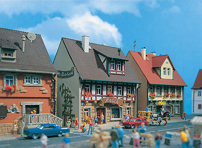 Vollmer 47632 N Scale Market Street Value Set -- Antiques Shop 3-3/16 x 2-5/8 x 4" (8 x 6.6 x 10.2cm)