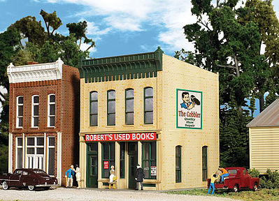 Walthers Cornerstone 933-3659 HO Scale Robert's Used Books -- Kit - 2-1/2 x 4-1/4 x 4-5/8" 6.2 x 10.6 x 11.5cm