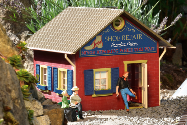 PIKO 62725 G Scale Joe's Shoe Repair Built-Up