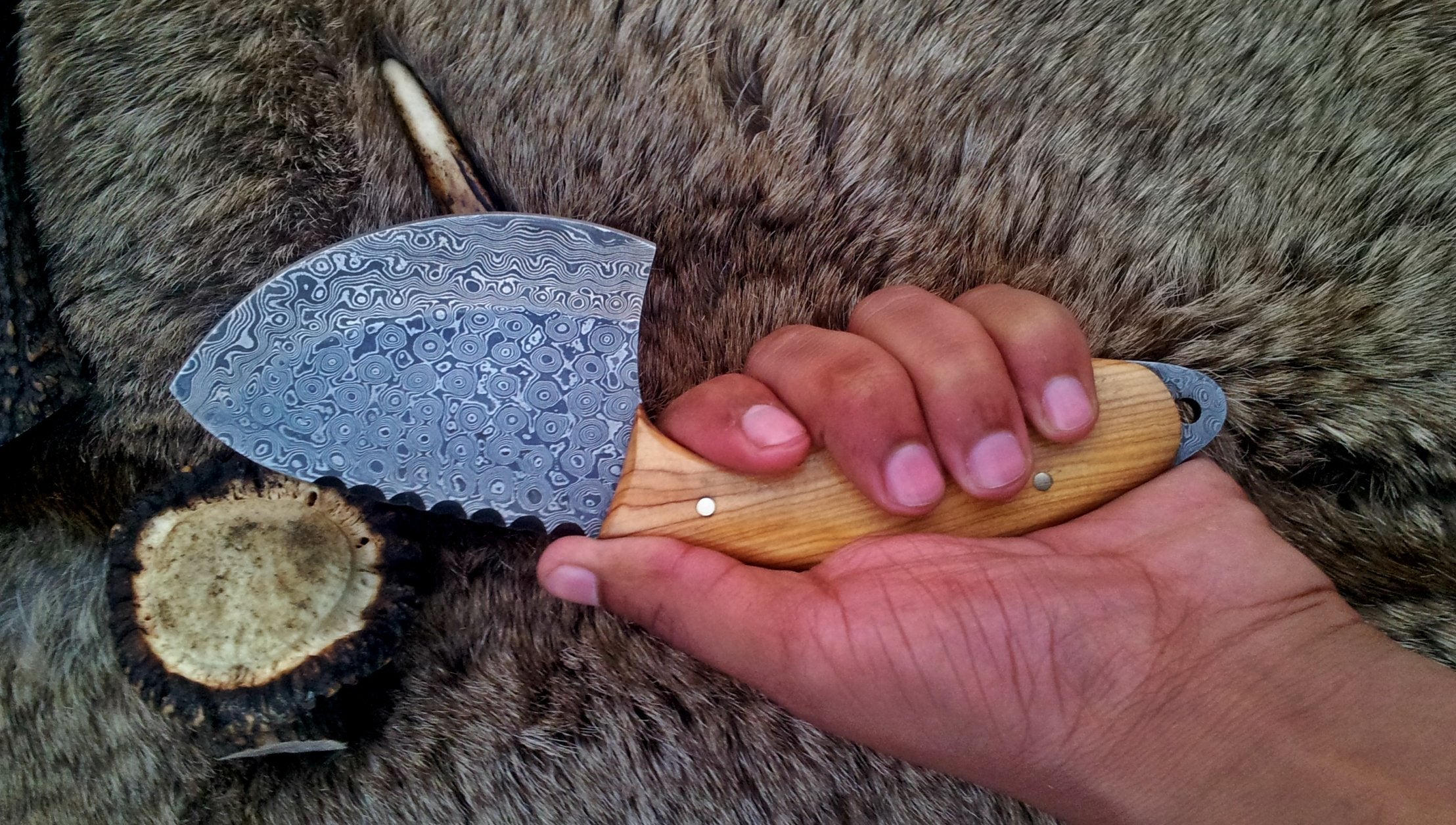 Raindrops Damascus Steel Gut Hook Skinning Knife – 9 Inch Overall Length with Olive Wood Handle