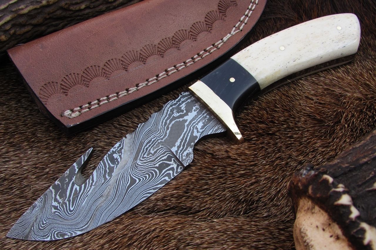 Hunter's Fixed Blade Guthook Knife - Damascus Steel & Water Buffalo Horn/Camel Bone Handle