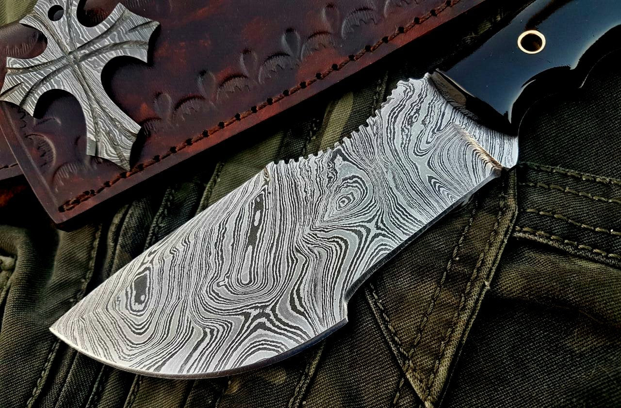 Knife in Hunted – 10" Damascus Steel with Buffalo Horn Handle