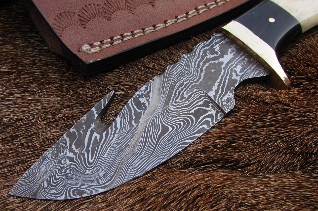 Hunter's Fixed Blade Guthook Knife - Damascus Steel & Water Buffalo Horn/Camel Bone Handle