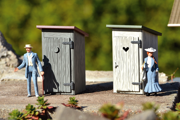 PIKO 62719 G Scale Outhouse 2-Pack Built-Up