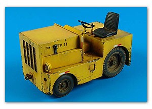Aerobonus 320020 1/32 US DMC Logan T40 Tow Tractor