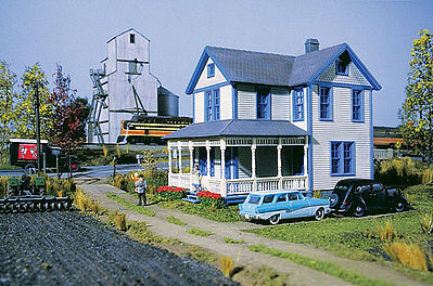 Walthers Cornerstone 933-3651 HO Scale Aunt Lucy's House -- Kit