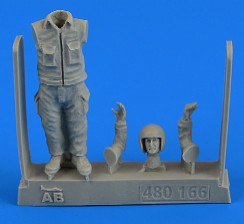 Aerobonus 480166 1/48 Warshaw Pact Aircraft Mechanic #2 (Standing)