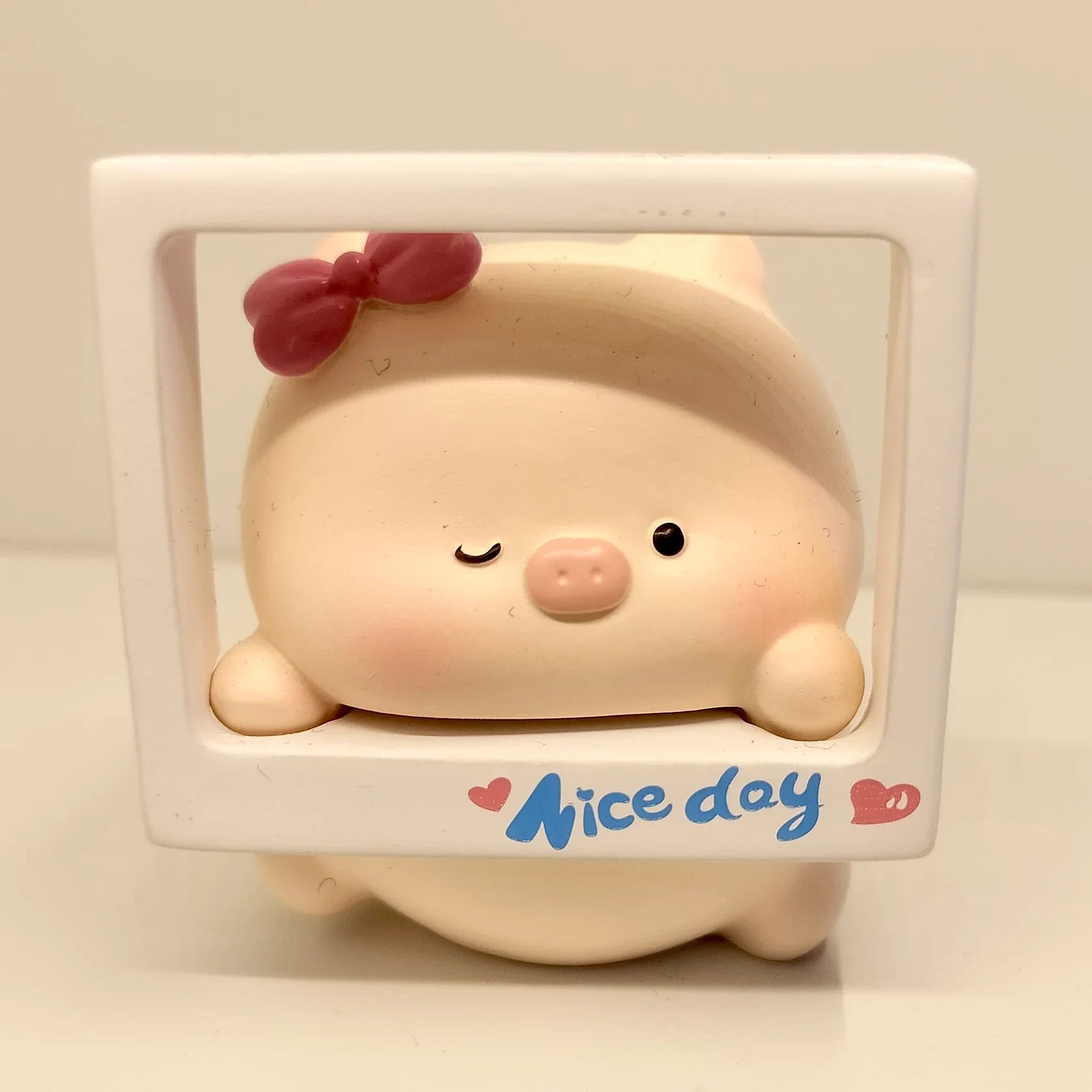 TOURIST PIGGY FIGURINE BLIND BOX (1 Blind Box)
