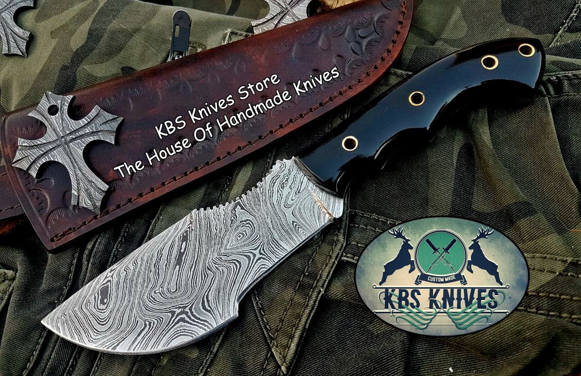Knife in Hunted – 10" Damascus Steel with Buffalo Horn Handle