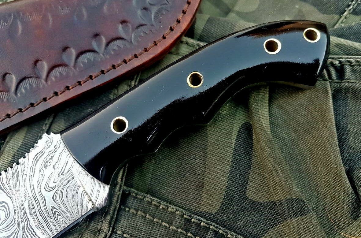 Knife in Hunted – 10" Damascus Steel with Buffalo Horn Handle