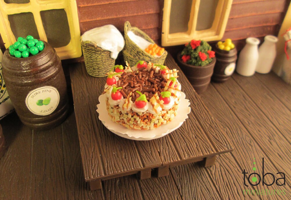 Toba Miniatures 1080 1/12 Scale Fancy Miniature Cake (1)