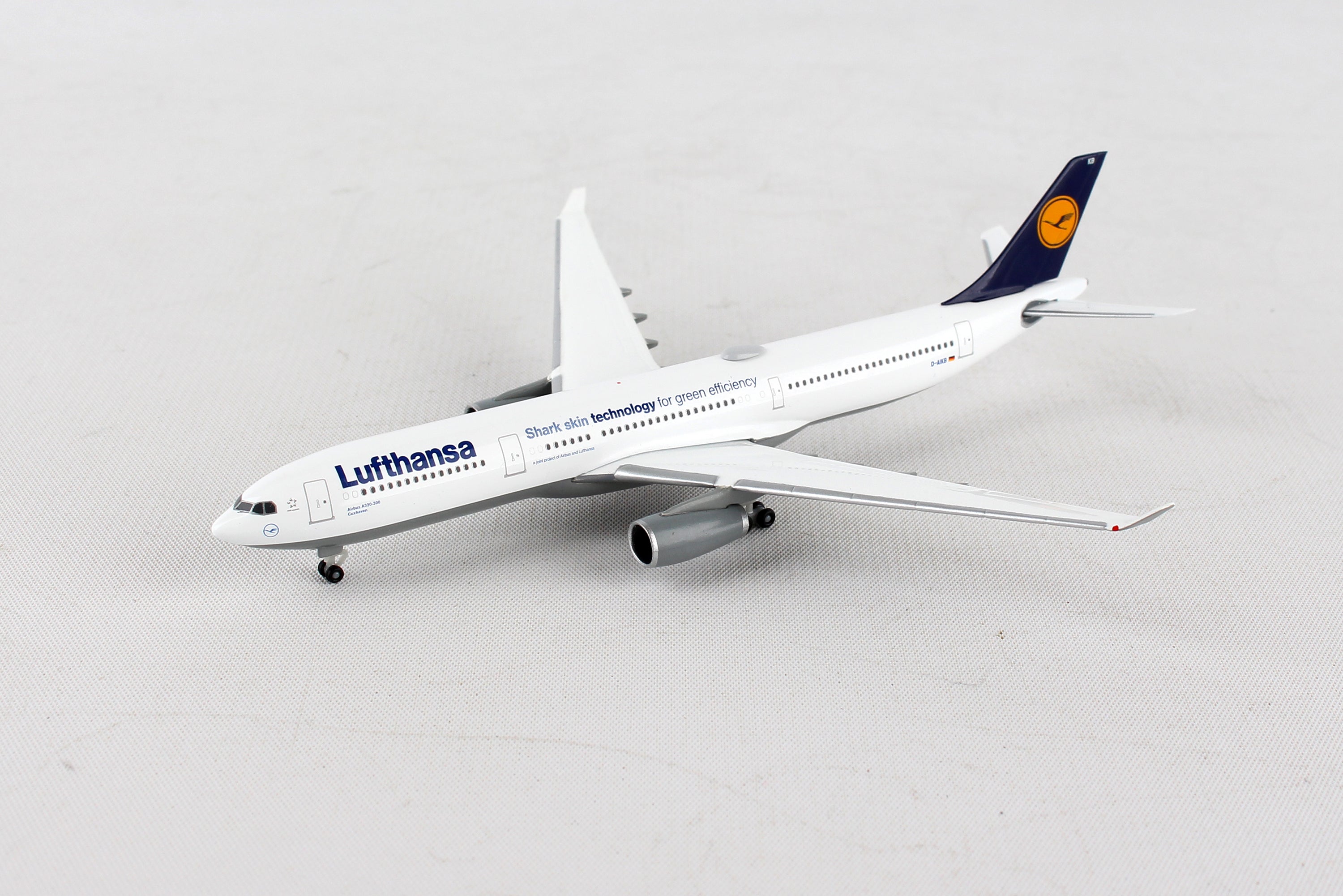 Herpa Wings HE514965-003 Lufthansa A330-300 1/500 Shark Skin