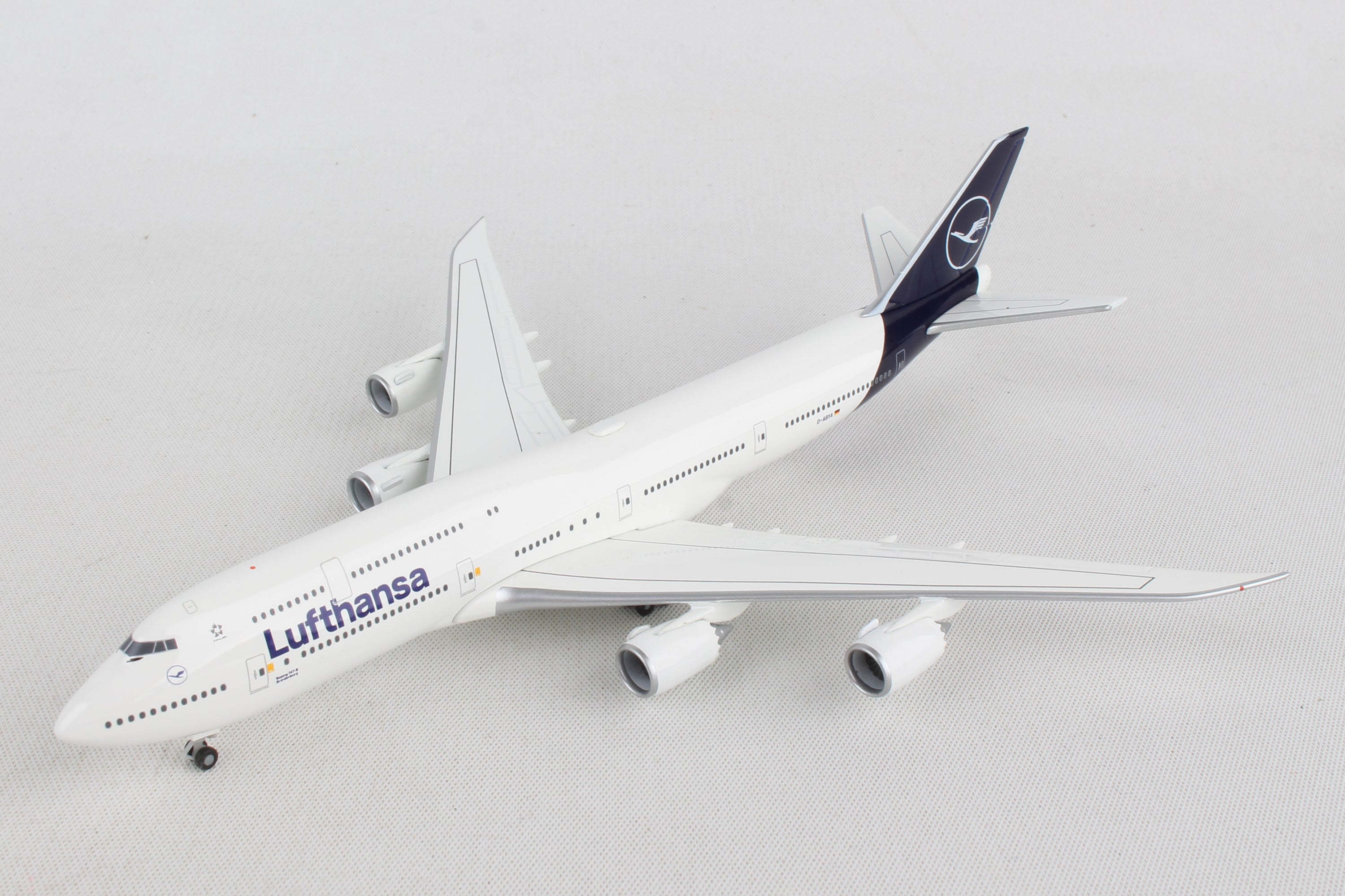 Herpa Wings HE531283 Lufthansa 747-8 1/500 New Livery