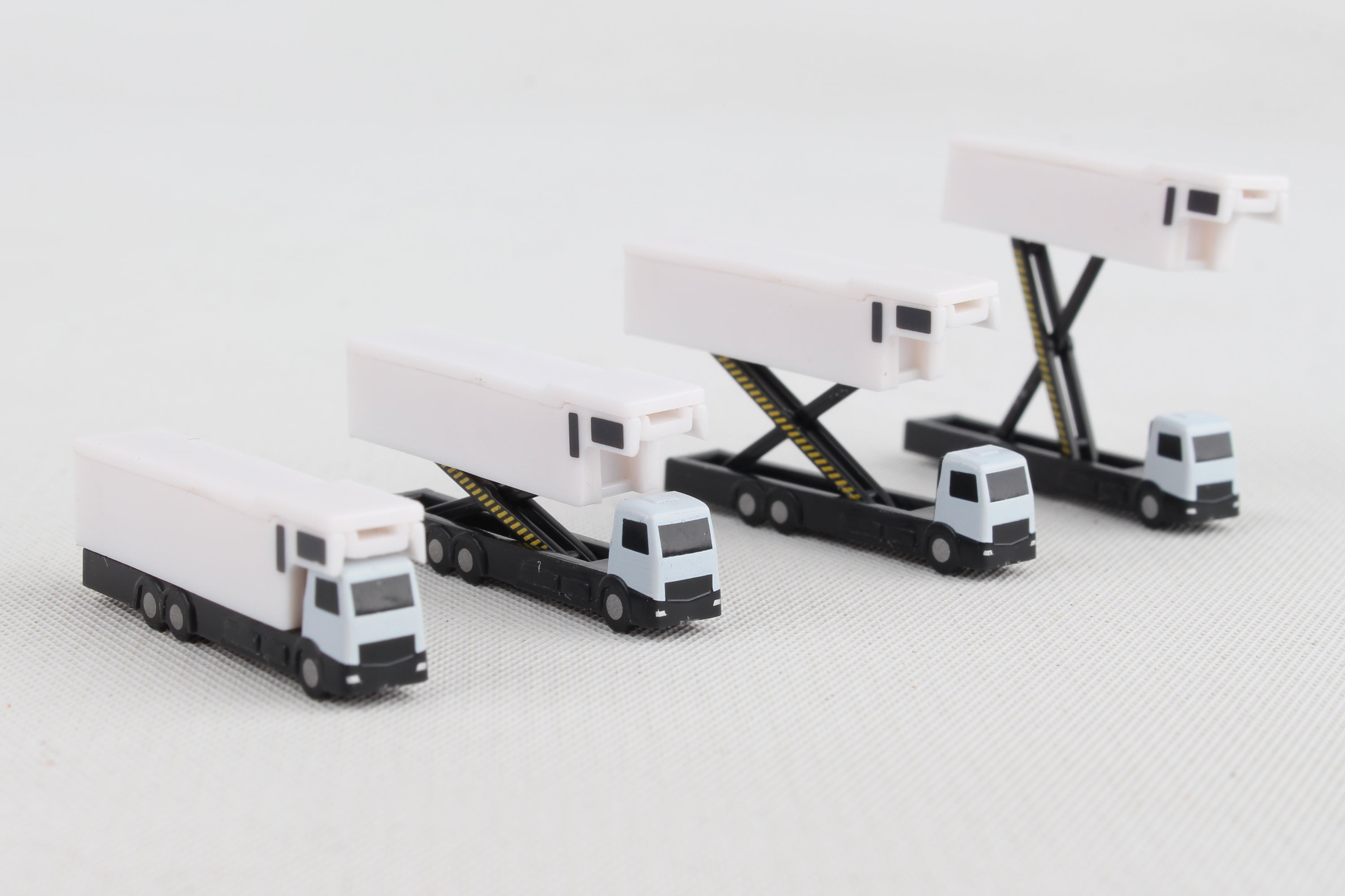 Herpa Wings HE532662 Catering Truck For A380 1/500 4 In Pack