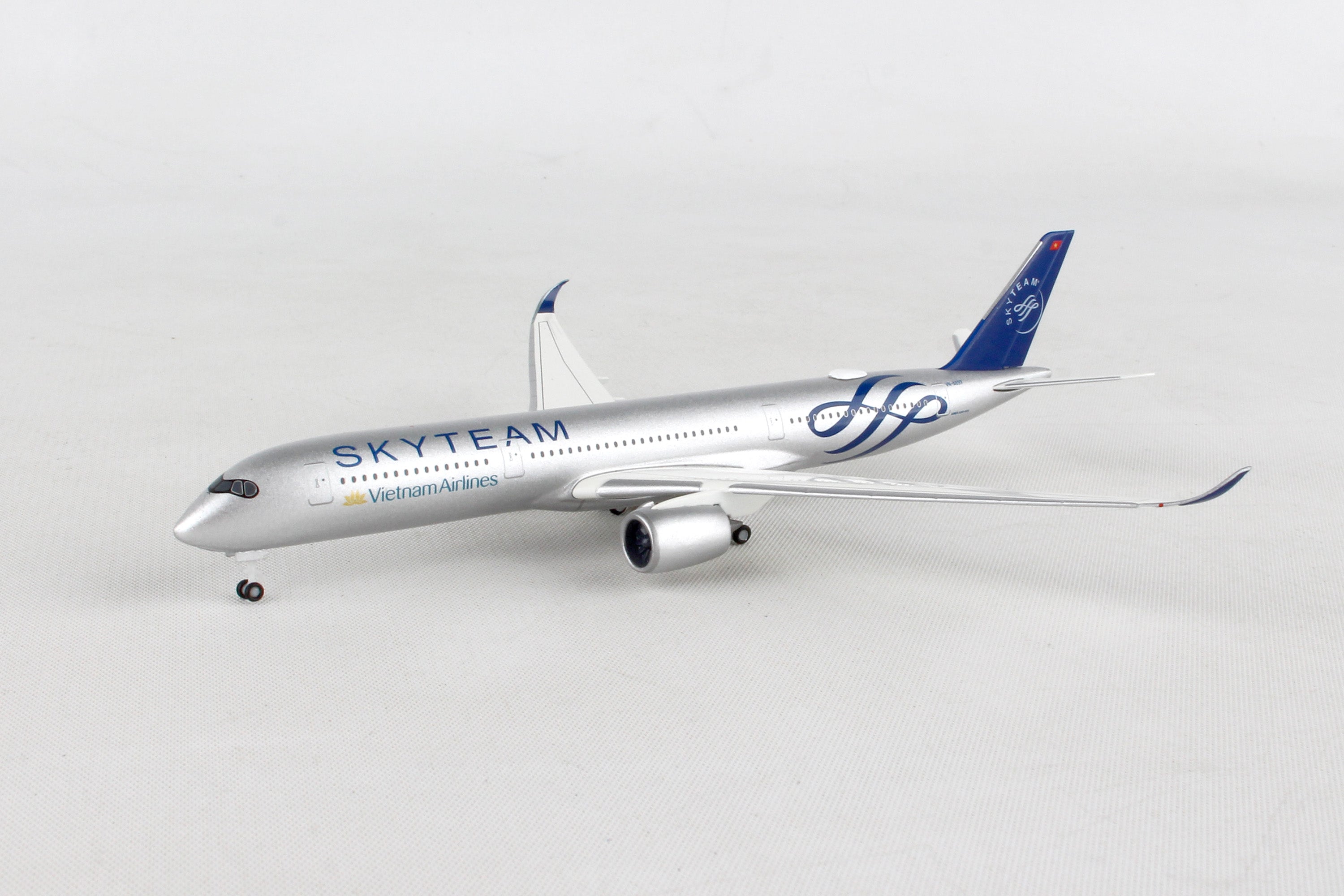 Herpa Wings HE532693 Vietnam A350-900 1/500 Skyteam