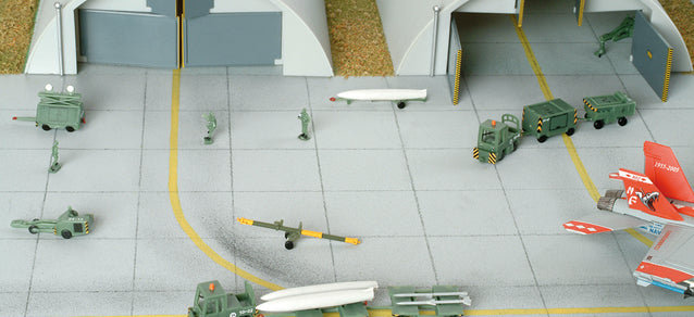 Herpa Wings HE551687 Military Ground Support Equipment 1/200