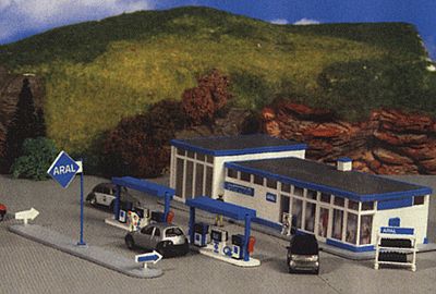 Kibri 38541 HO Scale Aral Gas Station -- 7-7/8 x var x 1-13/16"  20 x var x 4.5cm