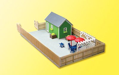Kibri 38659 HO Scale Garden House w/Wooden Fence -- 7-7/8 x 4-3/4 x 2"  20 x 12 x 5cm