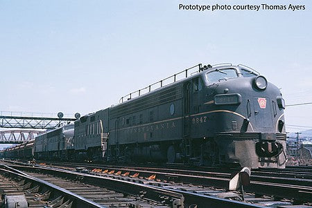 Walthers Proto 49517 HO Scale EMD FP7 - F7B Standard DC -- Pennsylvania Railroad 9858A, 9858B (Brunswick Green, single Dulux Gold strip