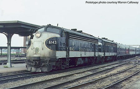Walthers Proto 49527 HO Scale EMD FP7 Standard DC -- Southern Railway #6140 (black, white, Dulux Gold)